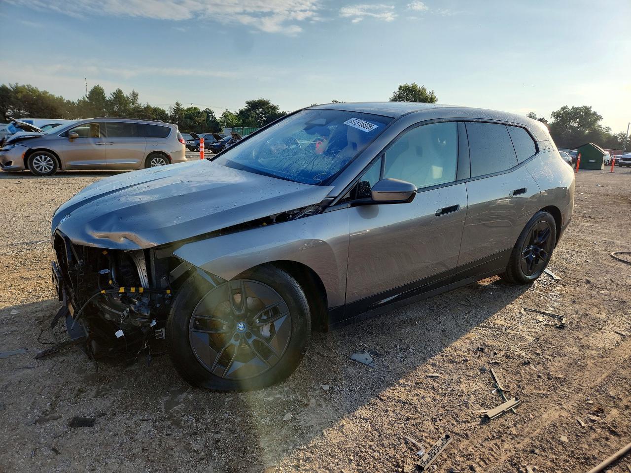 2025 BMW Ix xDrive50 - zdjęcie główne