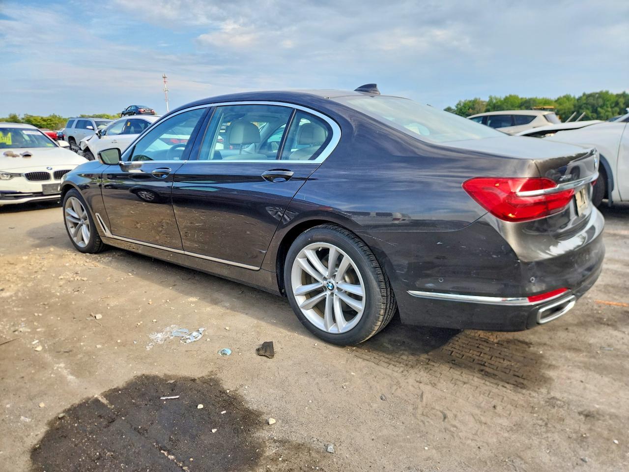 2017 BMW Seria 7 B7 - zdjęcie 2