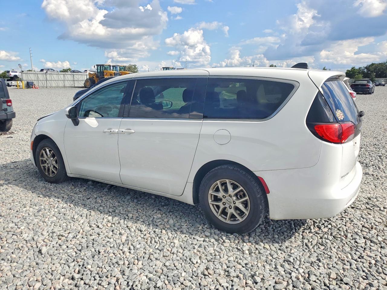 2022 Chrysler Voyager Lx - zdjęcie 2