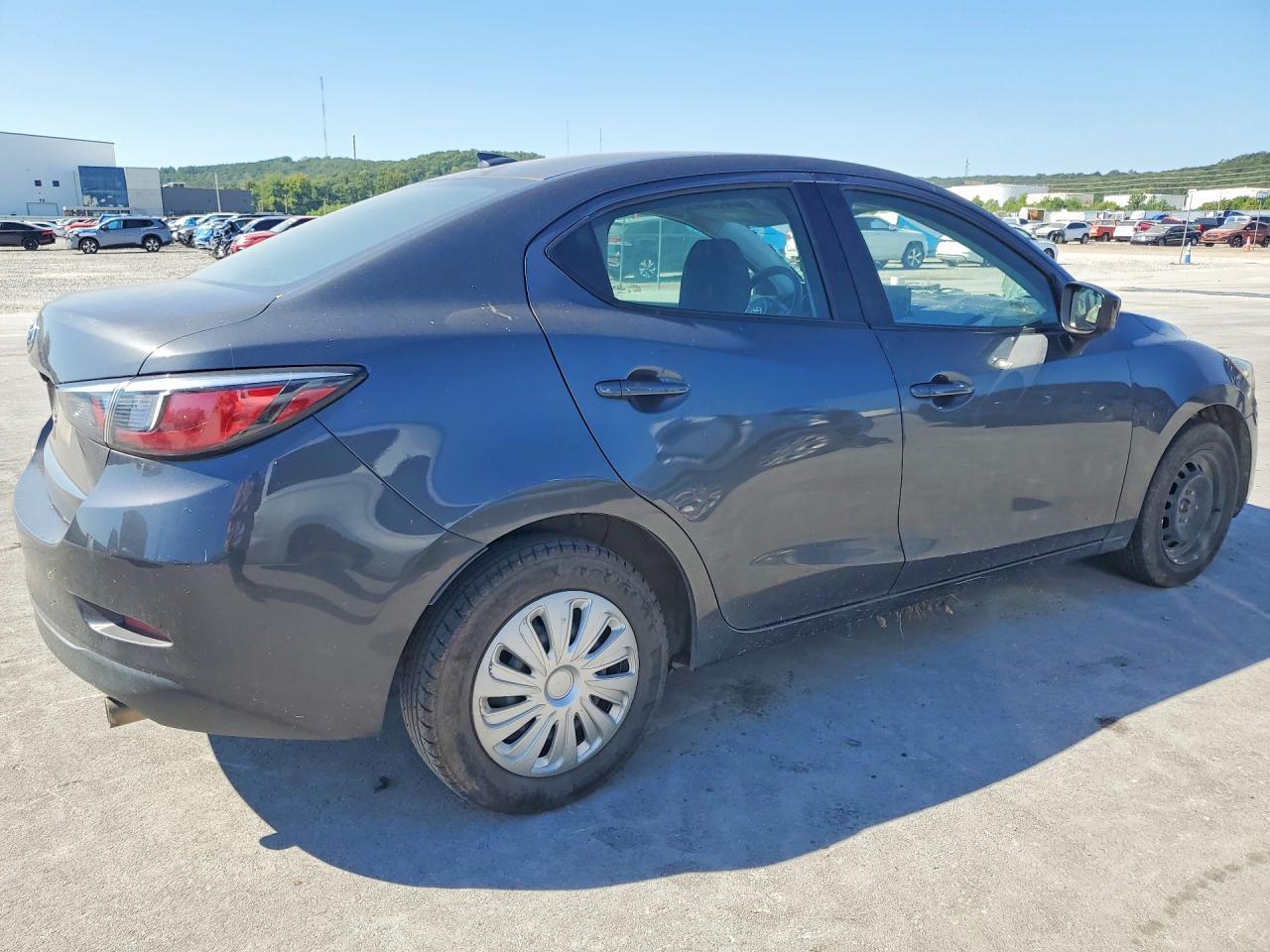 2019 Toyota Yaris L - zdjęcie 3