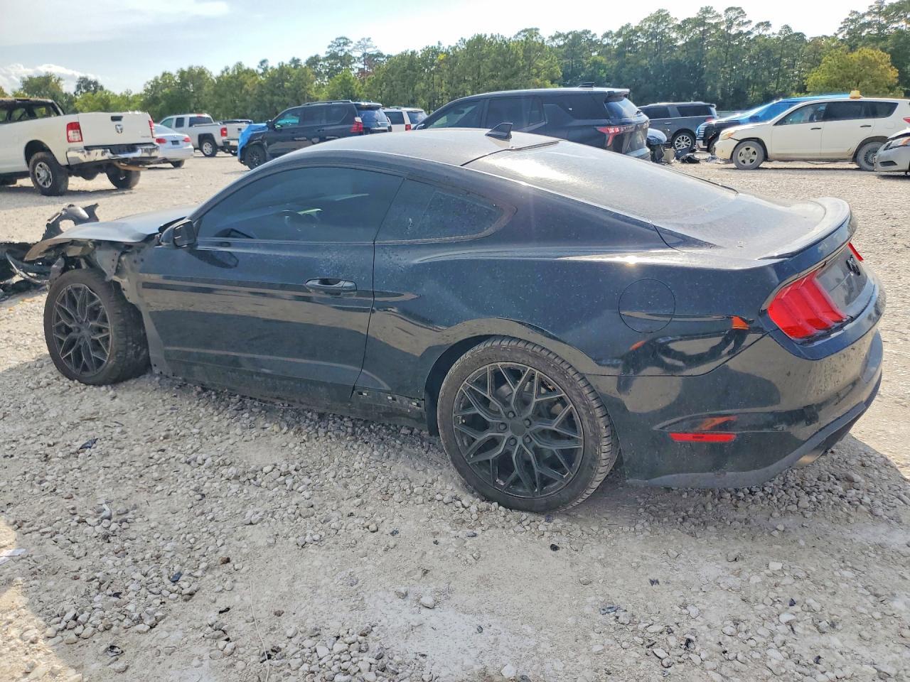 2020 Ford Mustang - zdjęcie 2