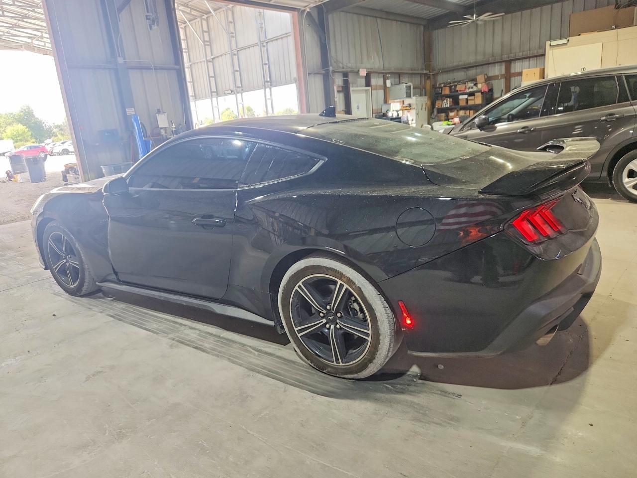 2025 Ford Mustang - zdjęcie 2