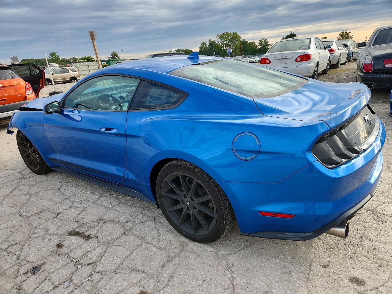 2021 Ford Mustang - zdjęcie 2