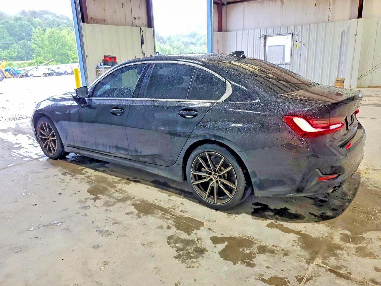 2019 BMW 330I - zdjęcie 2