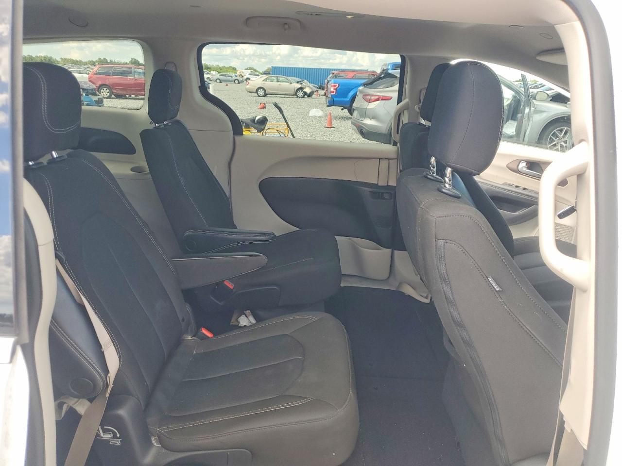 2022 Chrysler Voyager Lx - zdjęcie 11