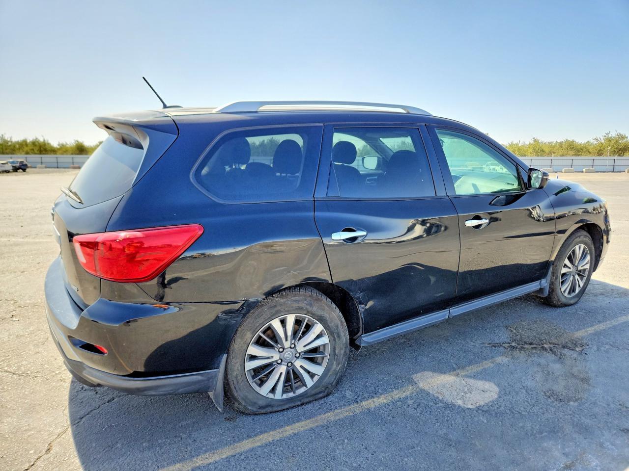 2018 Nissan Pathfinder S - zdjęcie 3