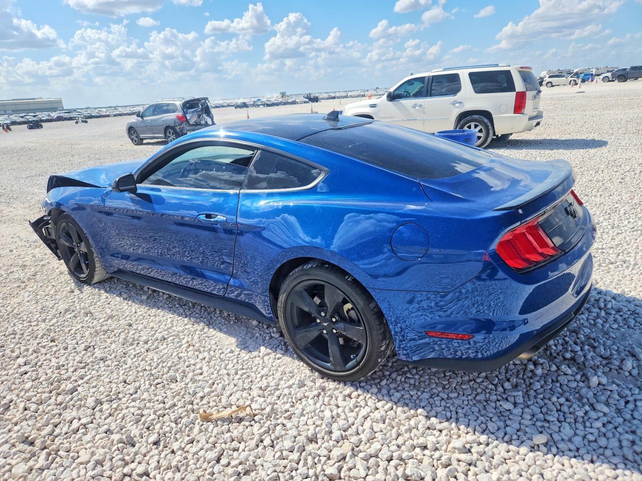 2022 Ford Mustang - zdjęcie 2