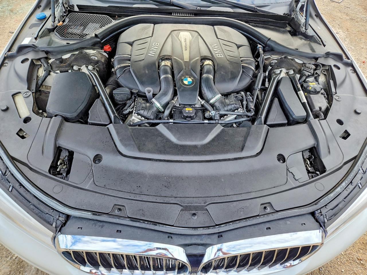 2016 BMW Seria 7 750i - zdjęcie 11