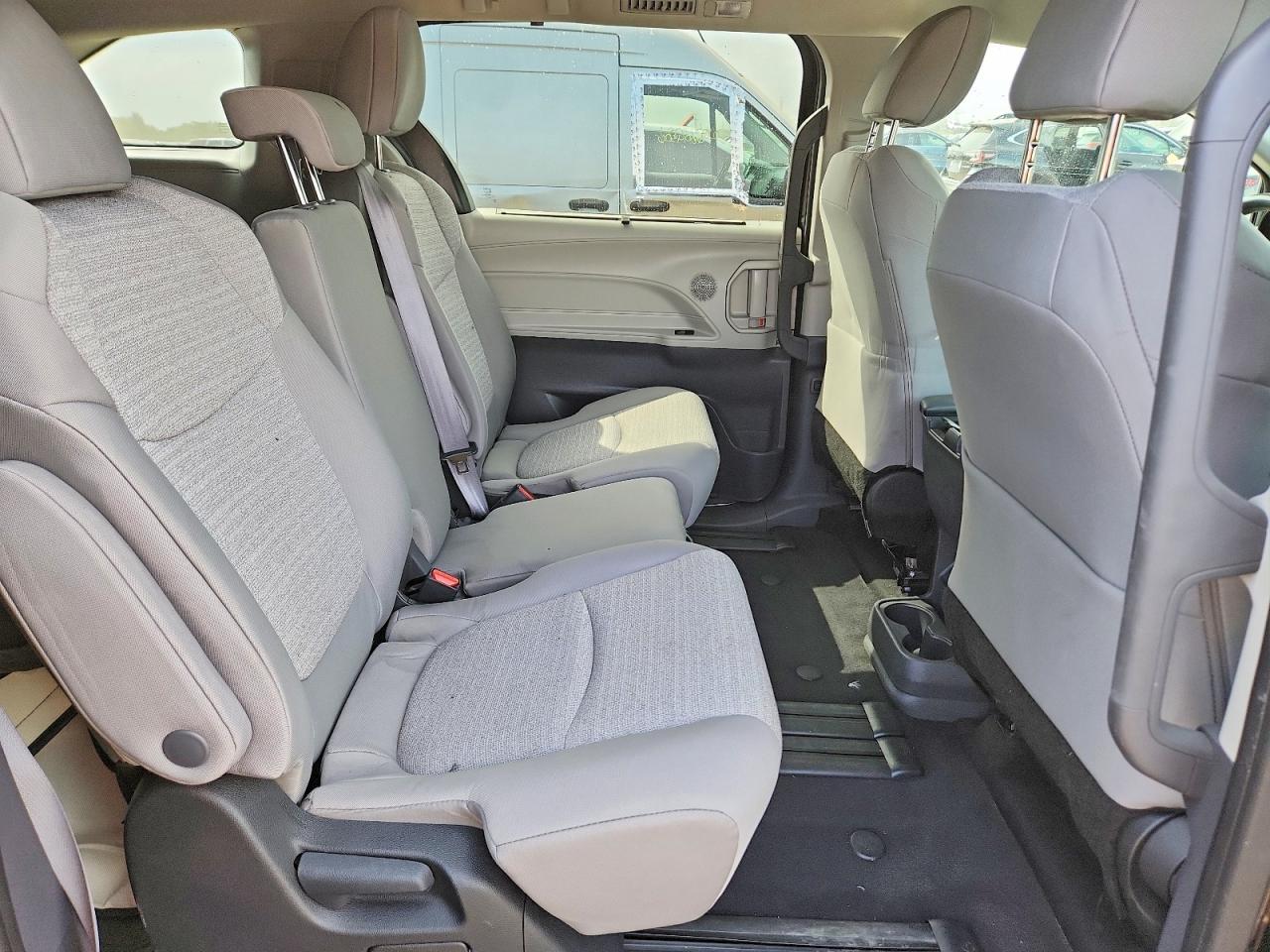 2023 Toyota Sienna Le - zdjęcie 10