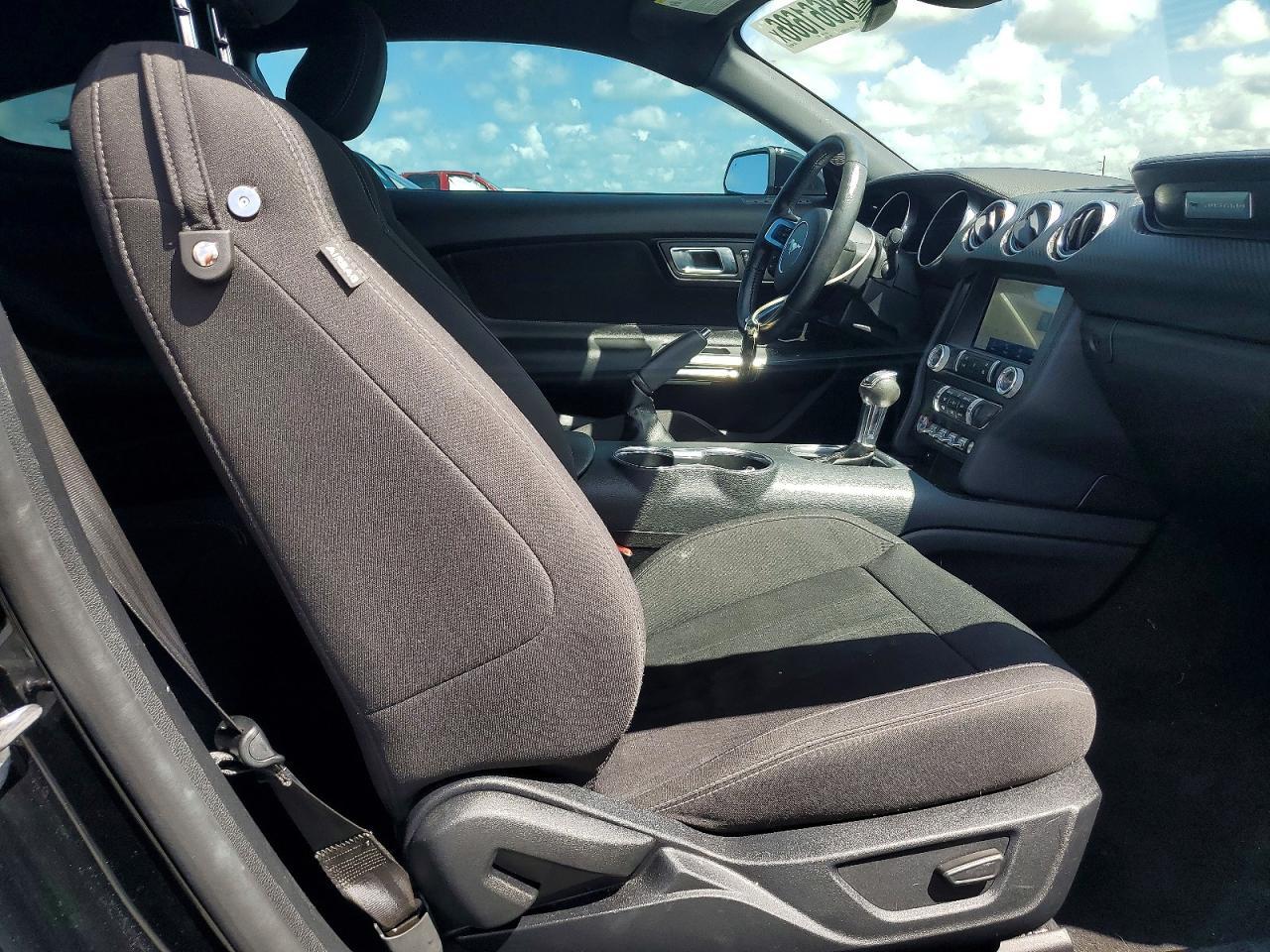 2022 Ford Mustang - zdjęcie 10