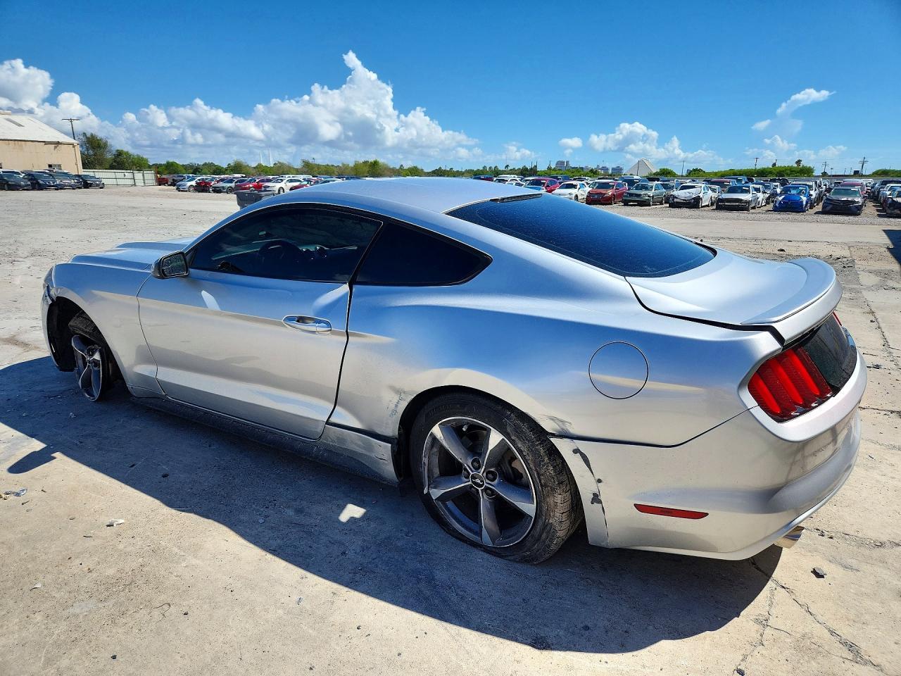 2015 Ford Mustang - zdjęcie 2