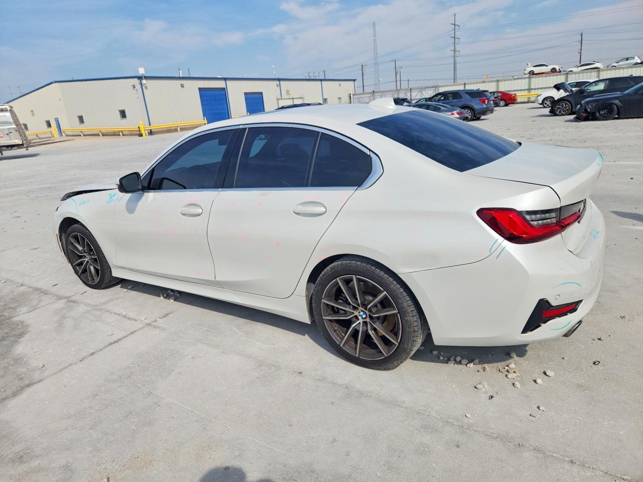 2021 BMW 330I - zdjęcie 2
