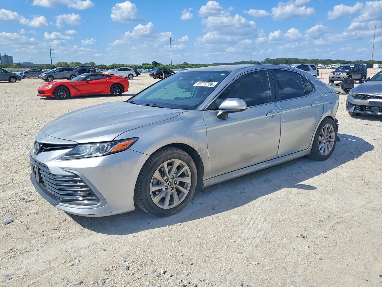2022 Toyota Camry Le - zdjęcie główne