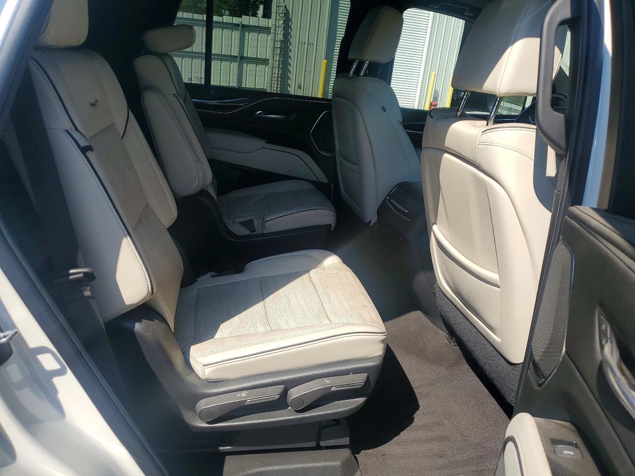 2022 Cadillac Escalade Sport - zdjęcie 11