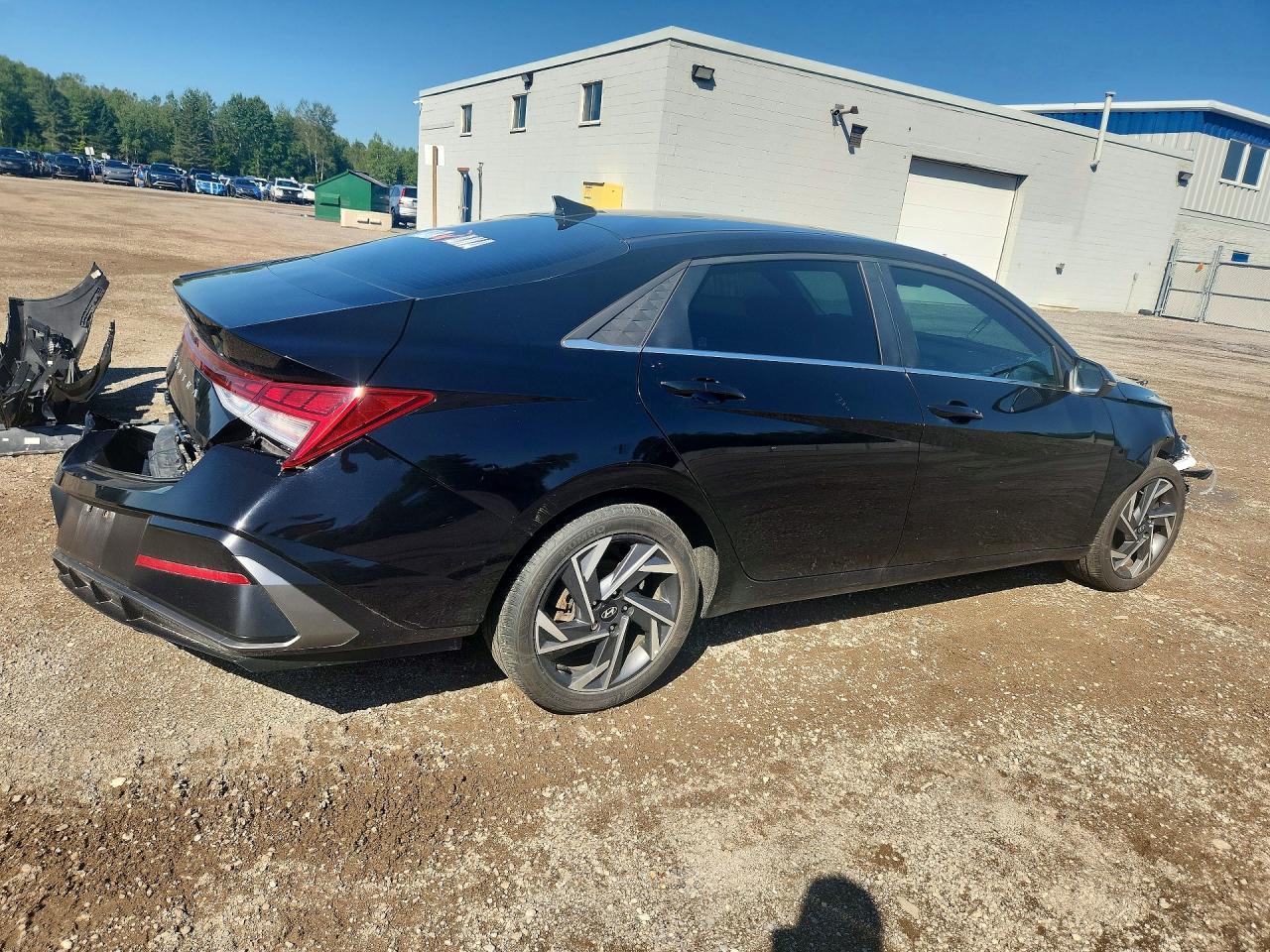 2025 Hyundai Elantra Luxury - zdjęcie 3