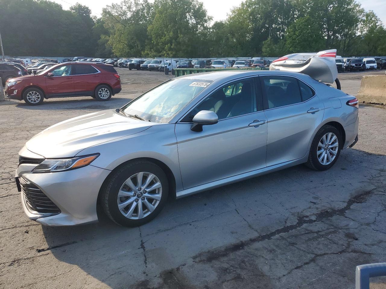 2019 Toyota Camry Le - zdjęcie główne