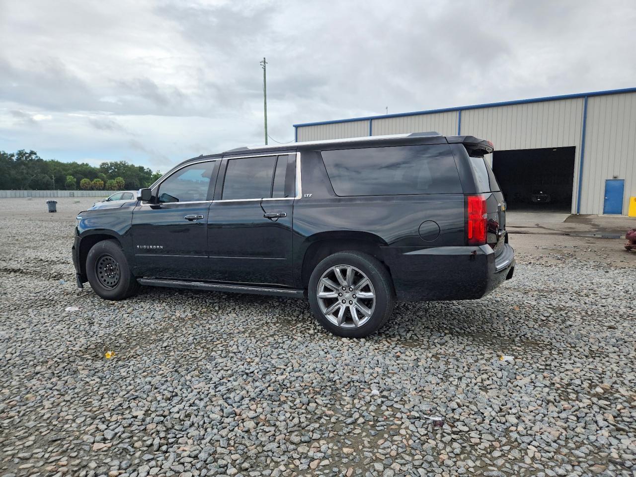 2015 Chevrolet Suburban C1500 Ltz - zdjęcie 2