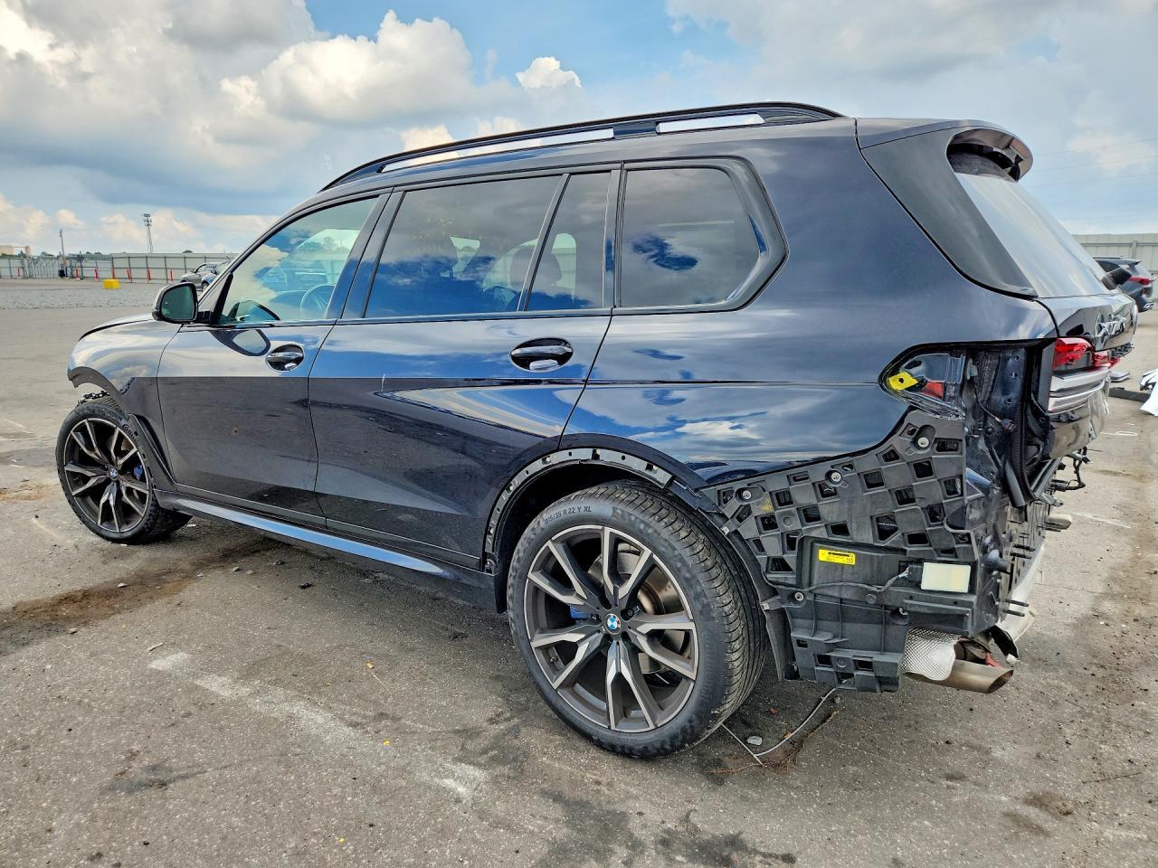 2022 BMW X7 xDrive40I - zdjęcie 2