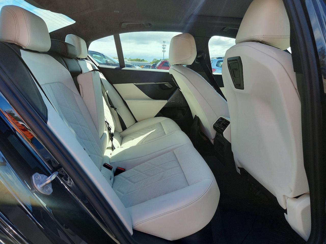 2025 BMW Seria 5 540i - zdjęcie 10