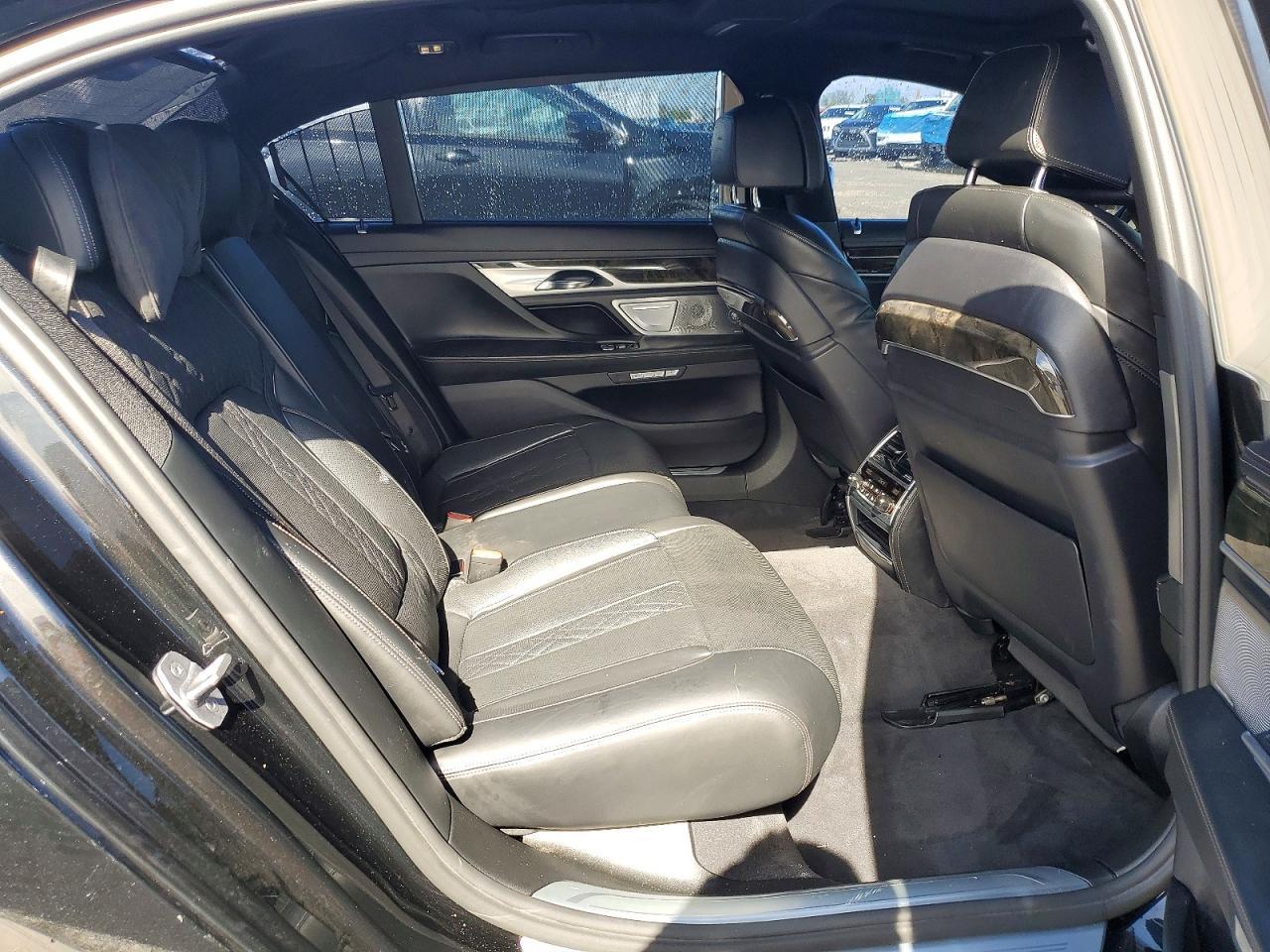 2016 BMW 750 I - zdjęcie 10