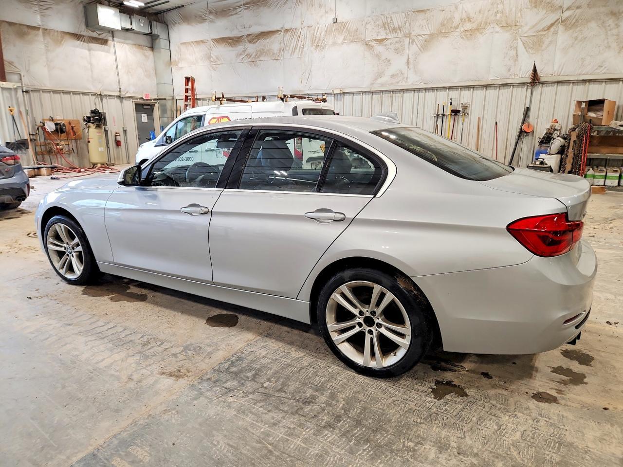 2018 BMW 330 Xi - zdjęcie 2