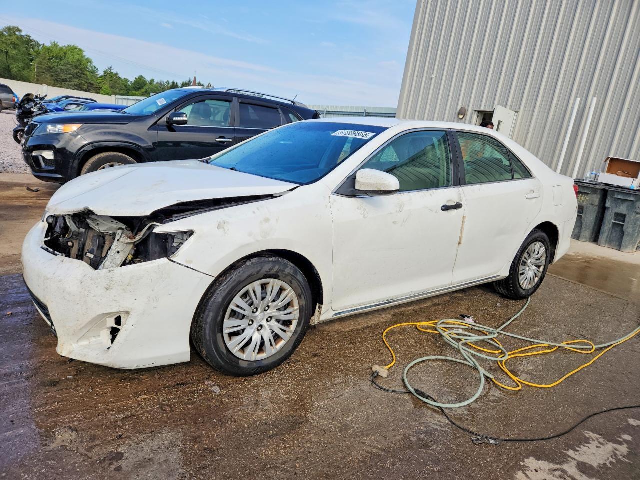 2014 Toyota Camry Le - zdjęcie główne