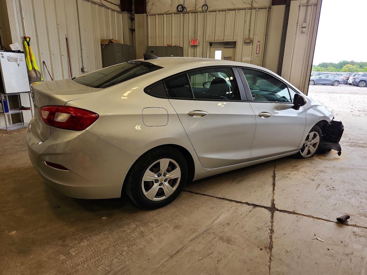 2017 Chevrolet Cruze Ls - zdjęcie 3