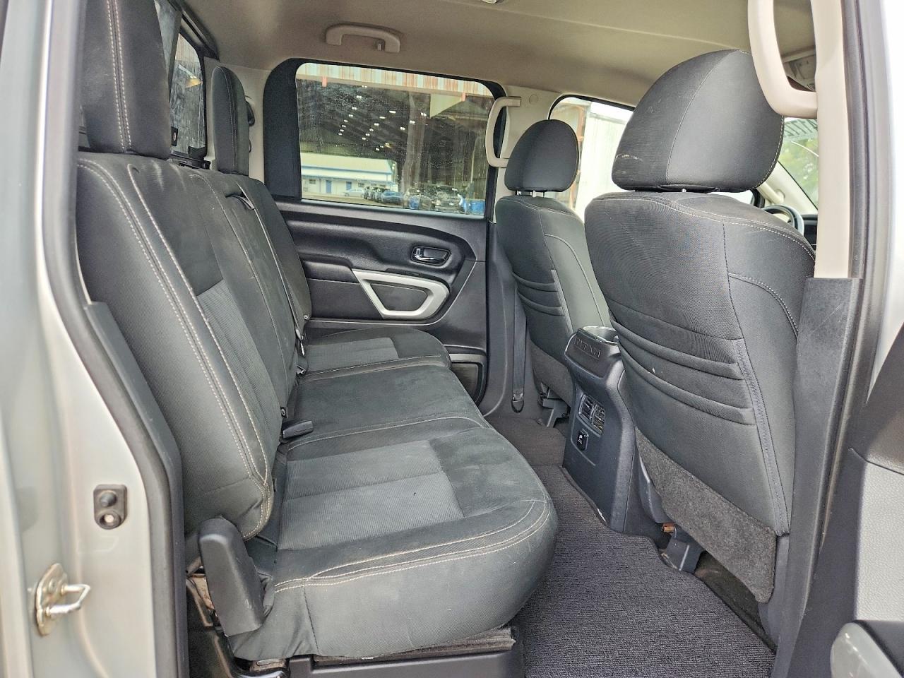 2018 Nissan Titan Sv - zdjęcie 10