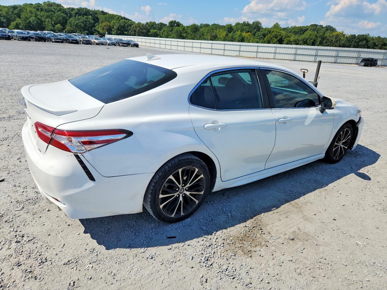 2020 Toyota Camry Se - zdjęcie 3