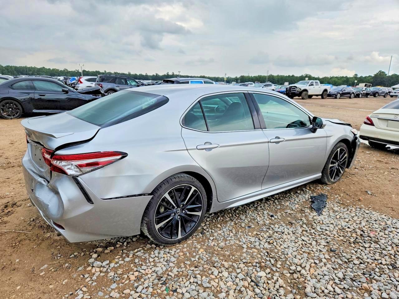 2018 Toyota Camry Xse - zdjęcie 3