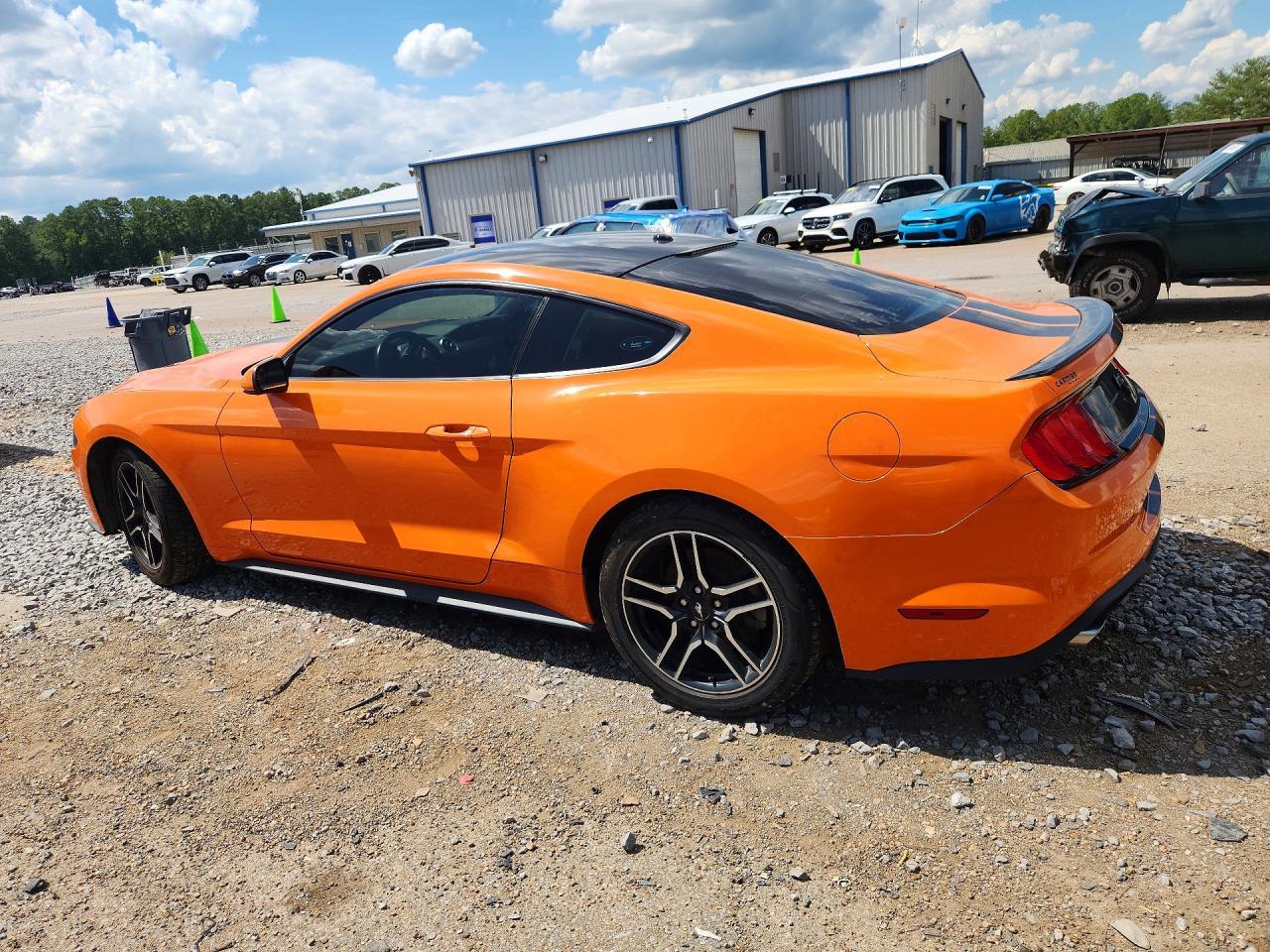 2020 Ford Mustang - zdjęcie 2