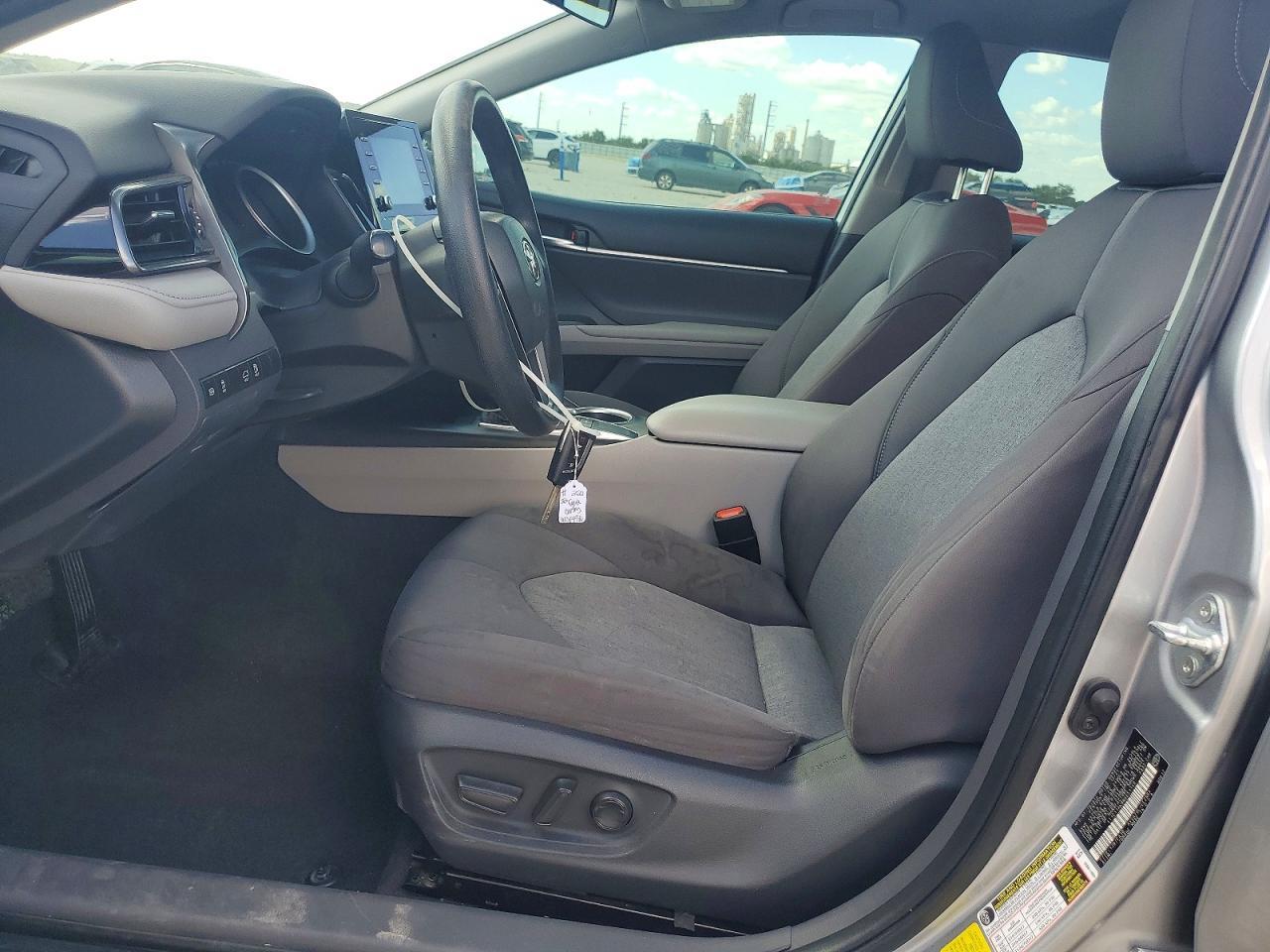2022 Toyota Camry Le - zdjęcie 7