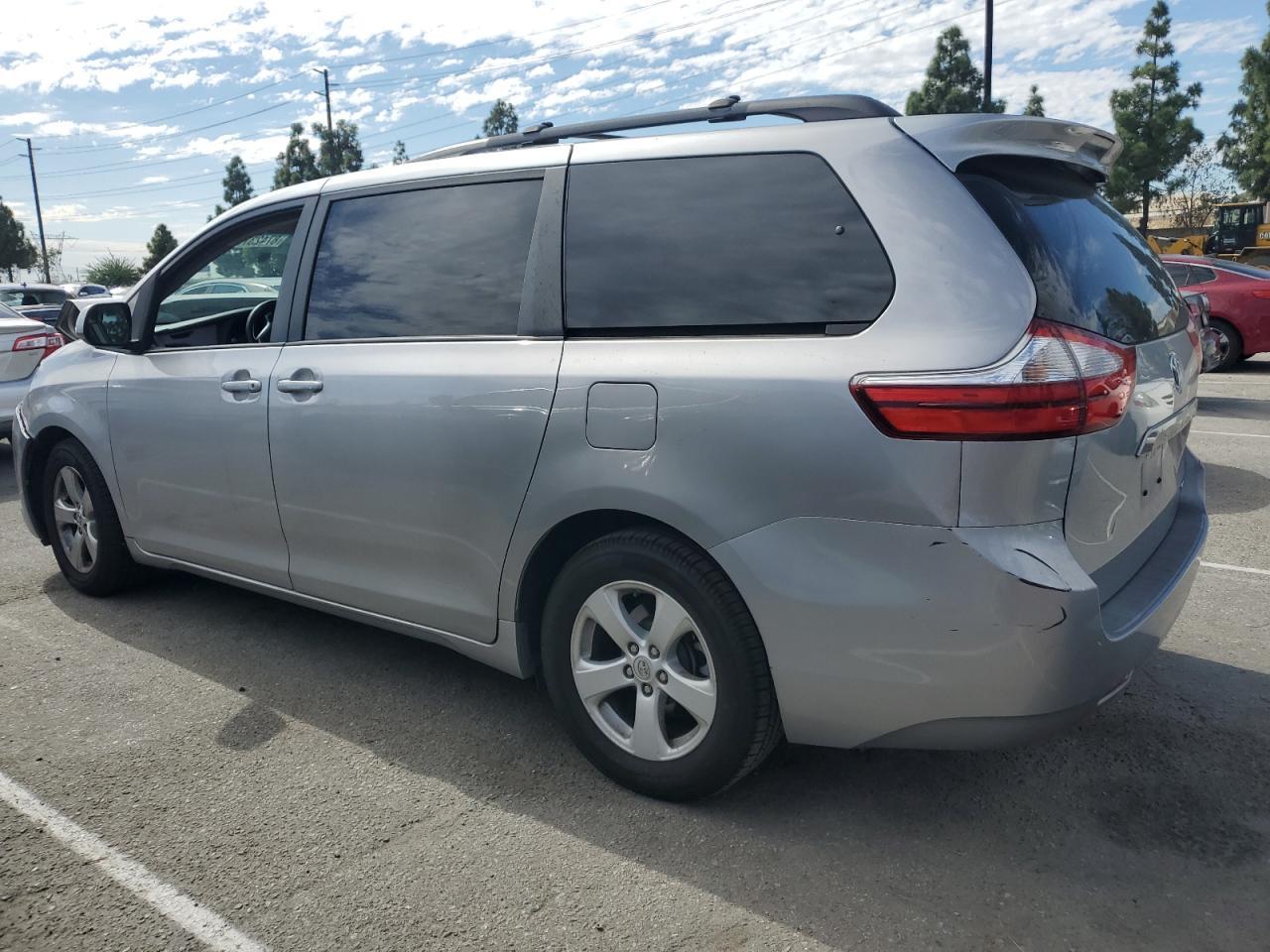2016 Toyota Sienna - zdjęcie 2