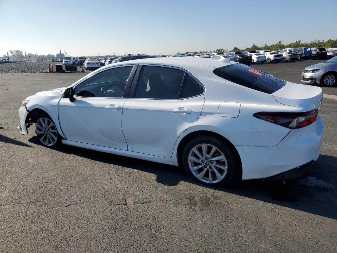 2021 Toyota Camry - zdjęcie 2