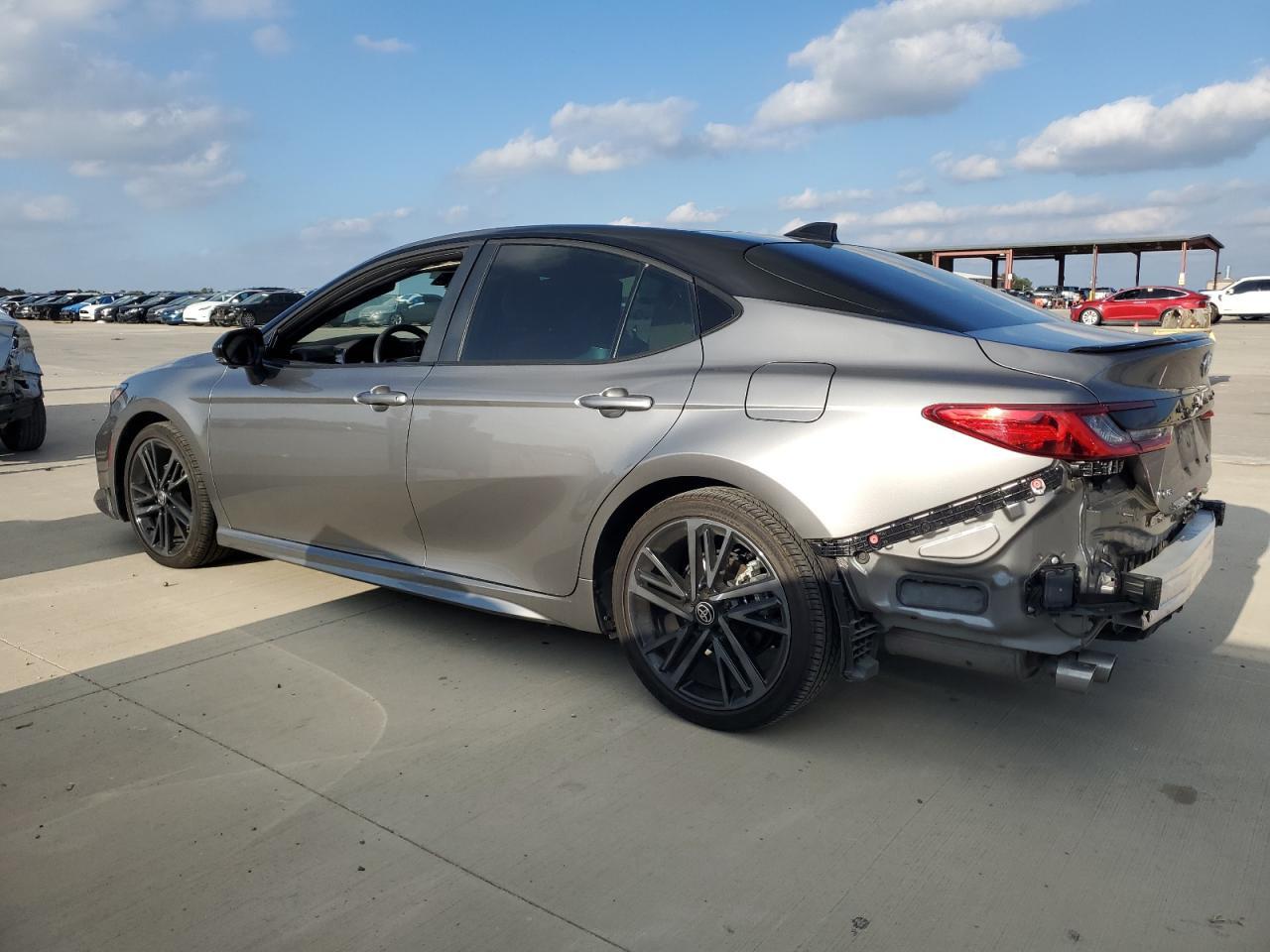 2025 Toyota Camry - zdjęcie 2