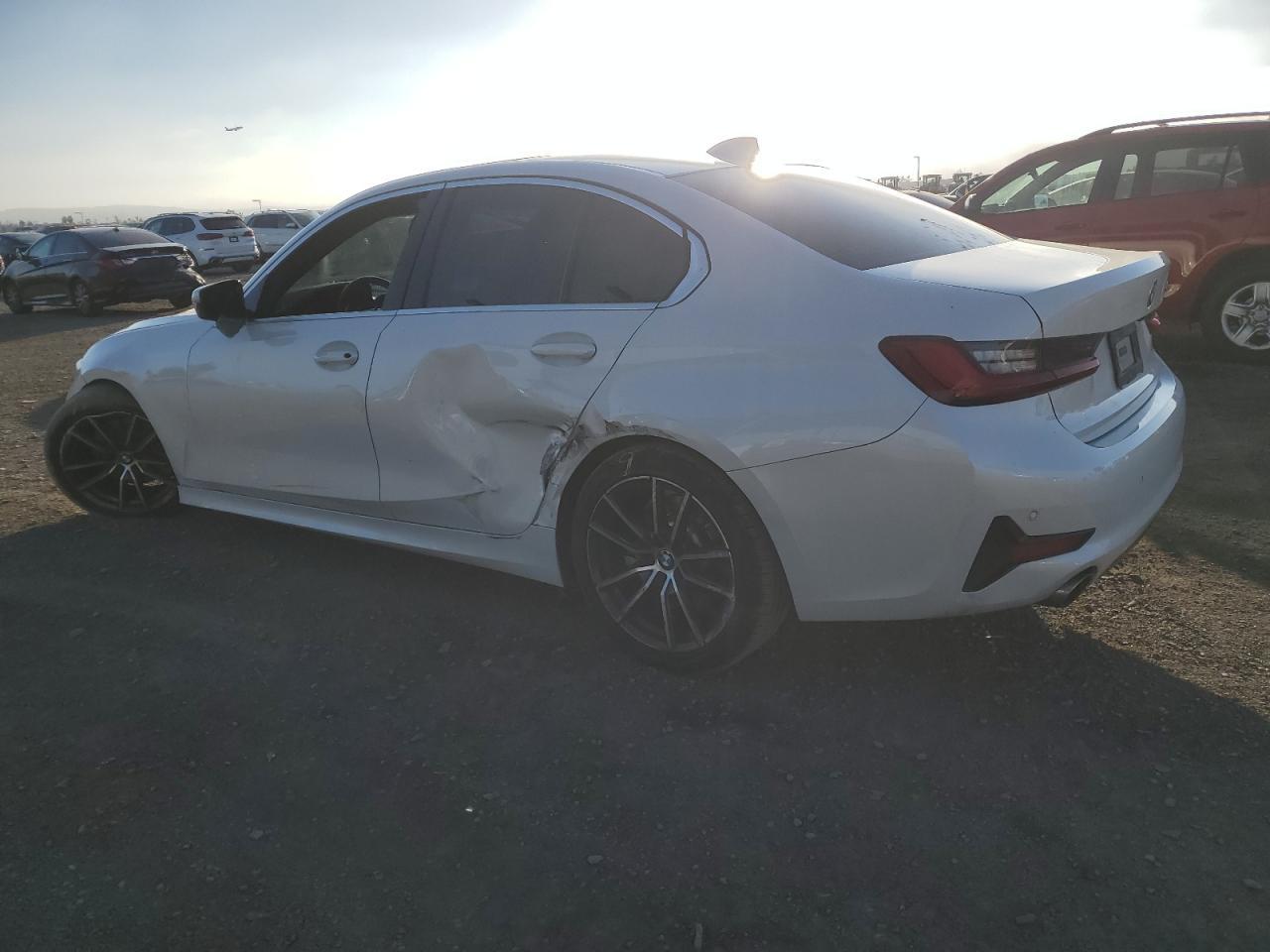 2019 BMW 330I - zdjęcie 2