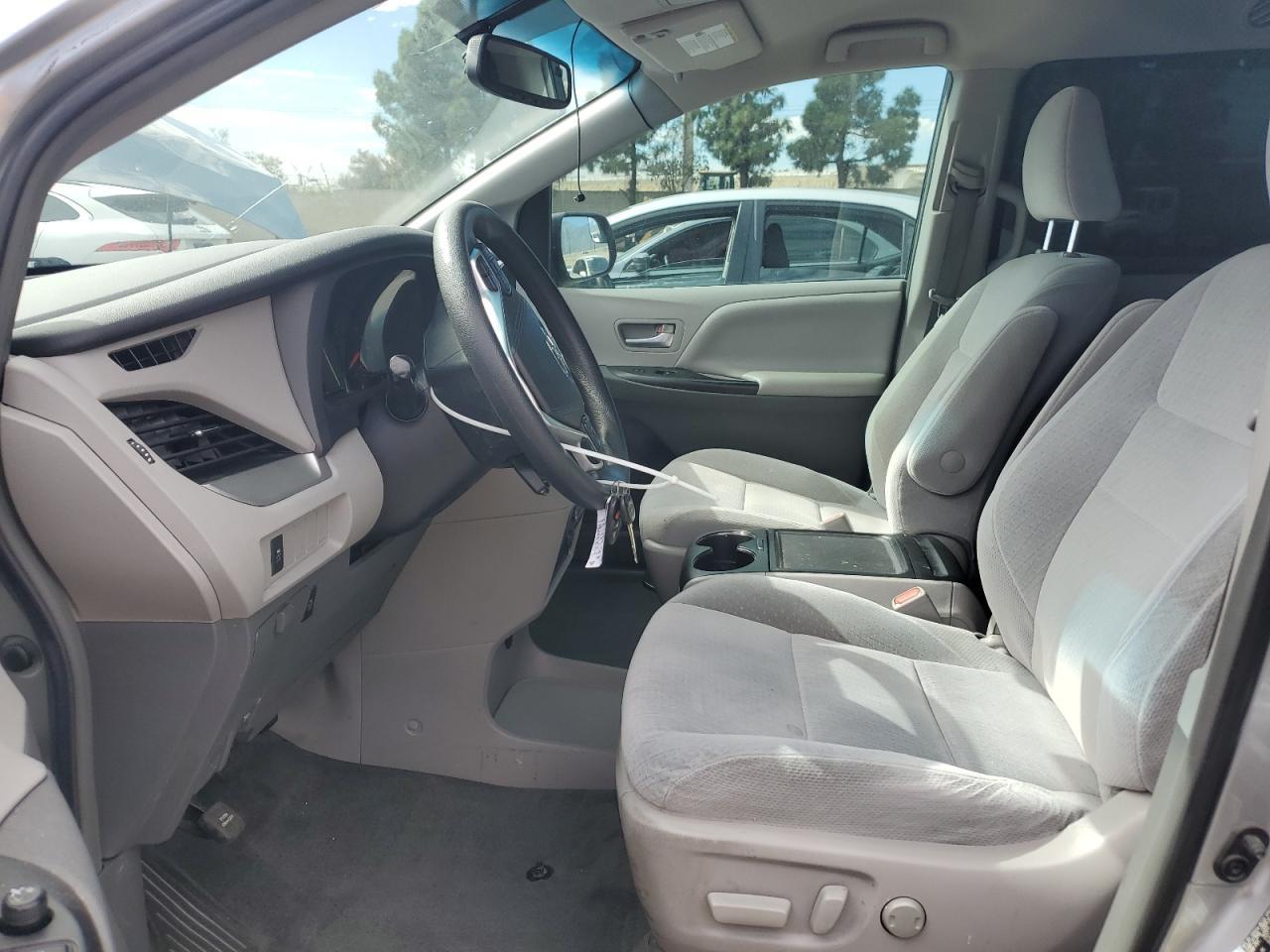 2016 Toyota Sienna - zdjęcie 7