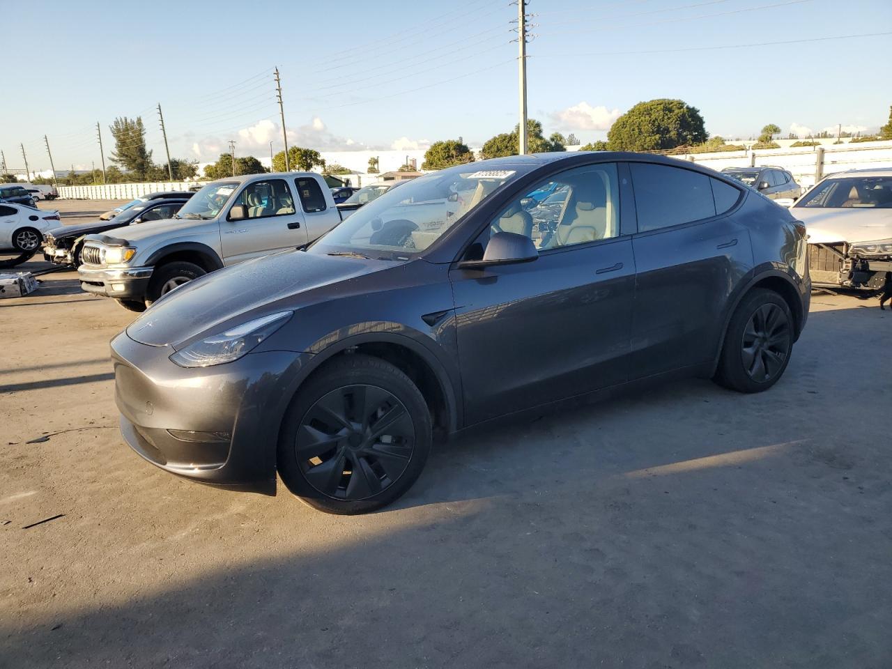 2025 Tesla Model Y - zdjęcie główne
