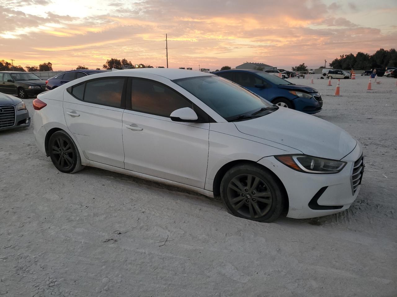 2017 Hyundai Elantra - zdjęcie 4
