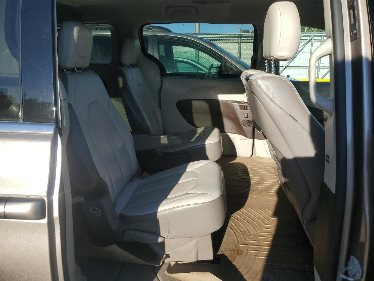 2017 Chrysler Pacifica - zdjęcie 11
