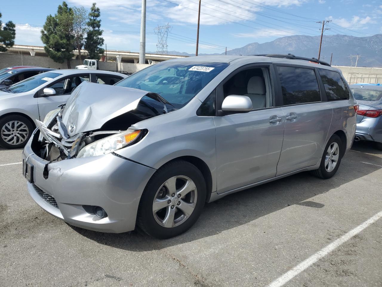 2016 Toyota Sienna - zdjęcie główne