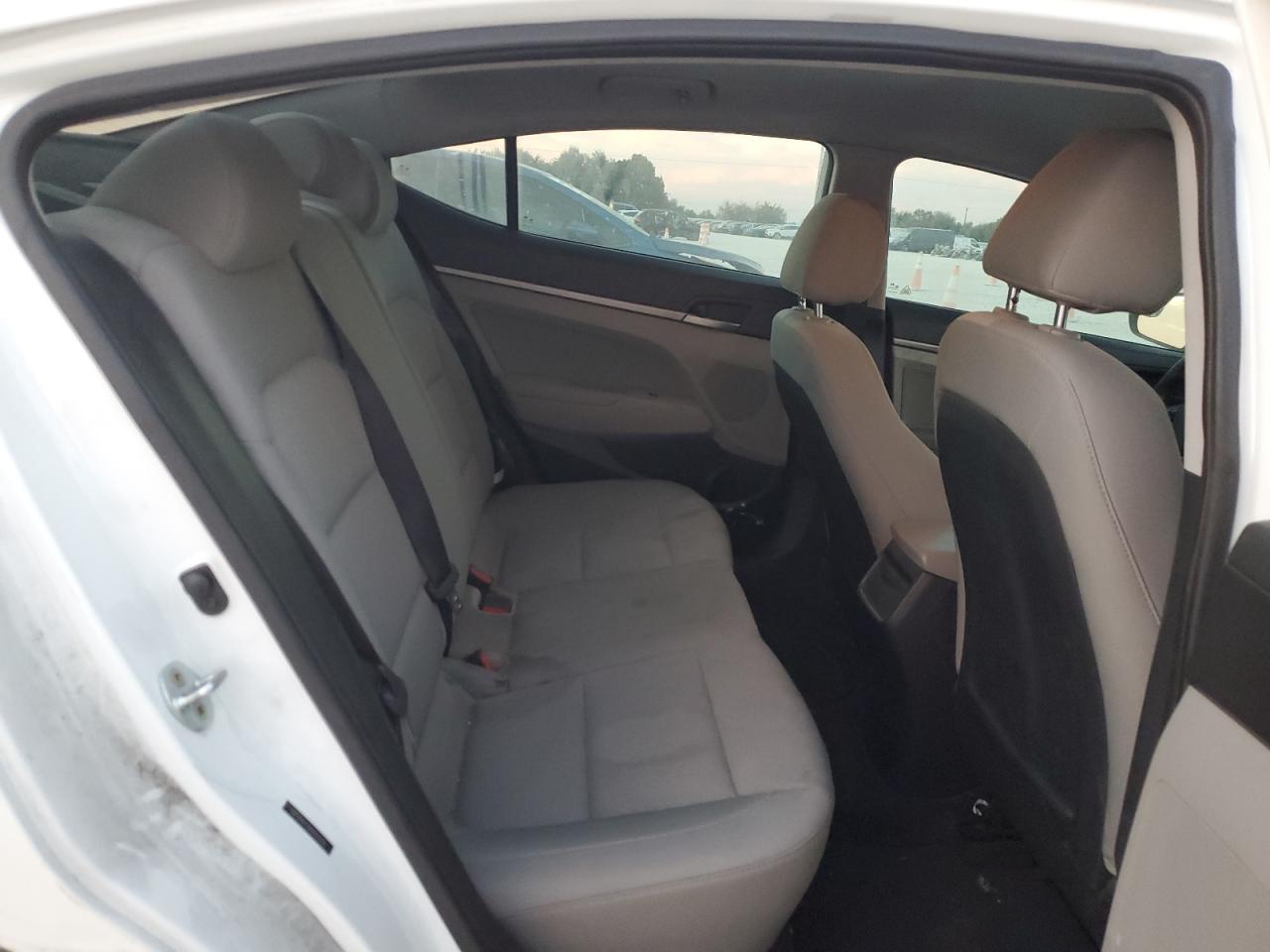2017 Hyundai Elantra - zdjęcie 10