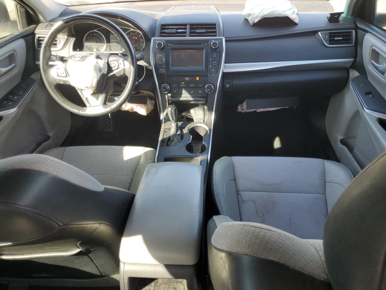 2016 Toyota Camry Le - zdjęcie 8
