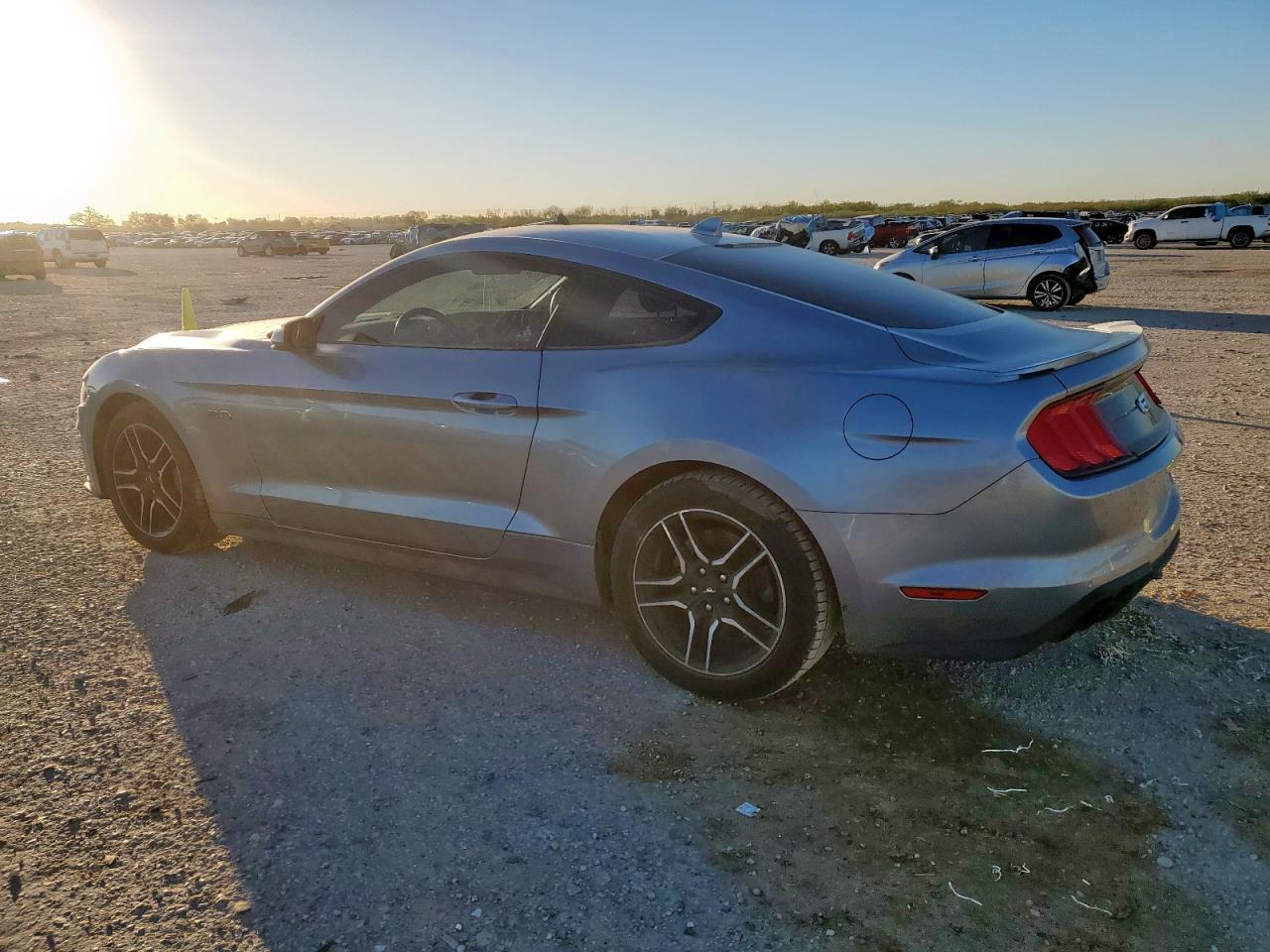 2021 Ford Mustang - zdjęcie 2