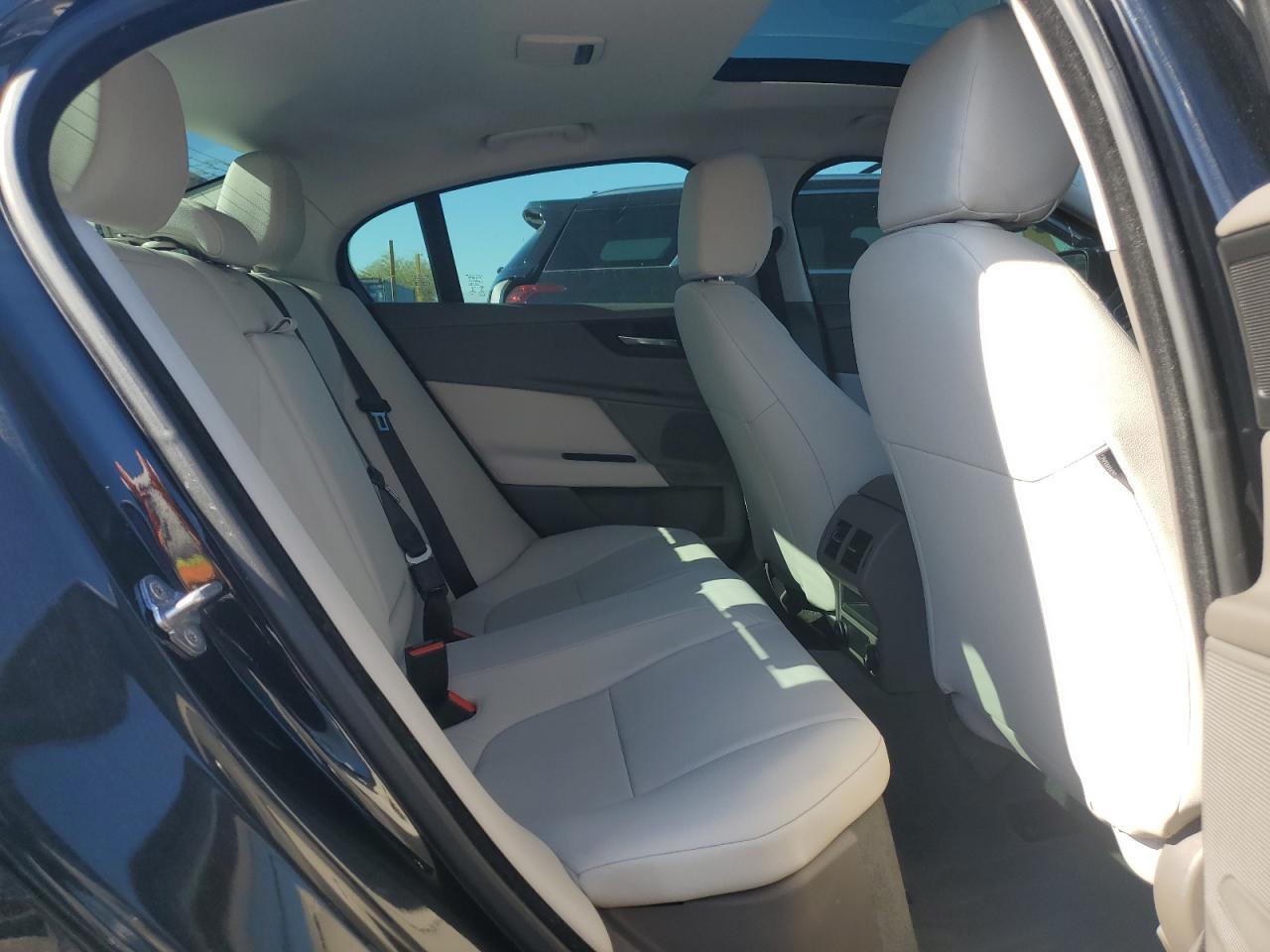 2017 Jaguar Xe Premium - zdjęcie 10