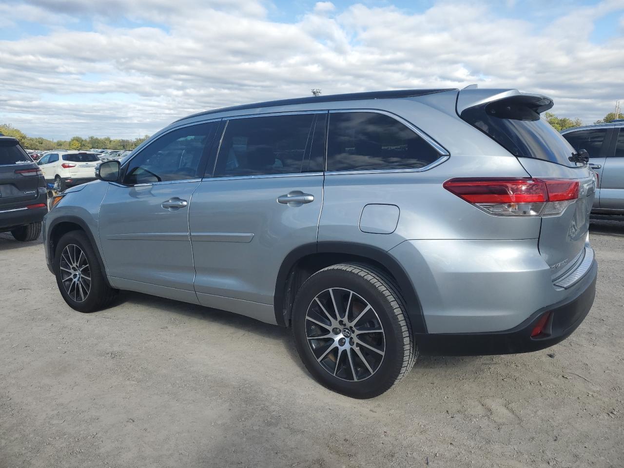 2017 Toyota Highlander Se - zdjęcie 2