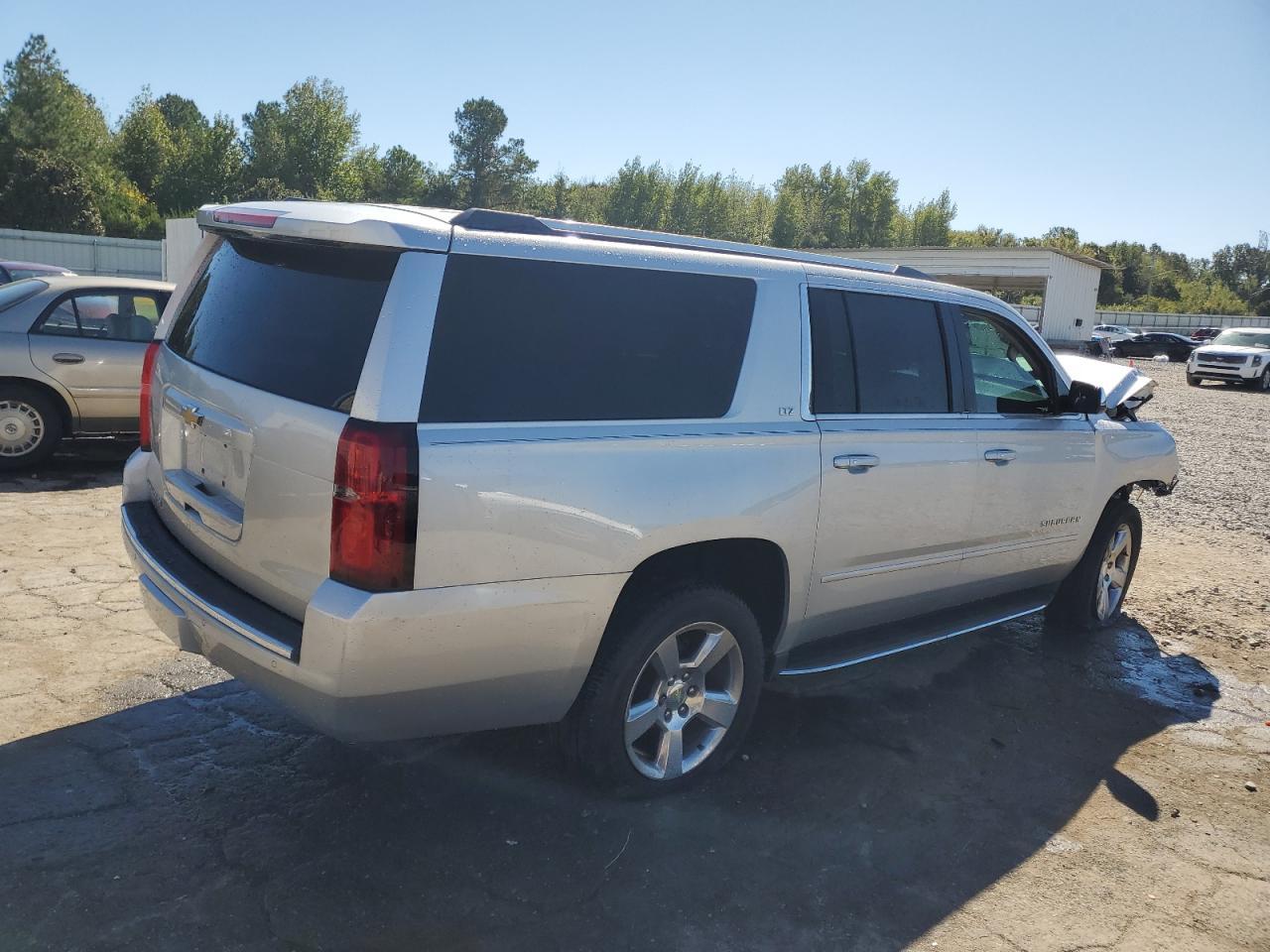 2016 Chevrolet Suburban C1500 Ltz - zdjęcie 3