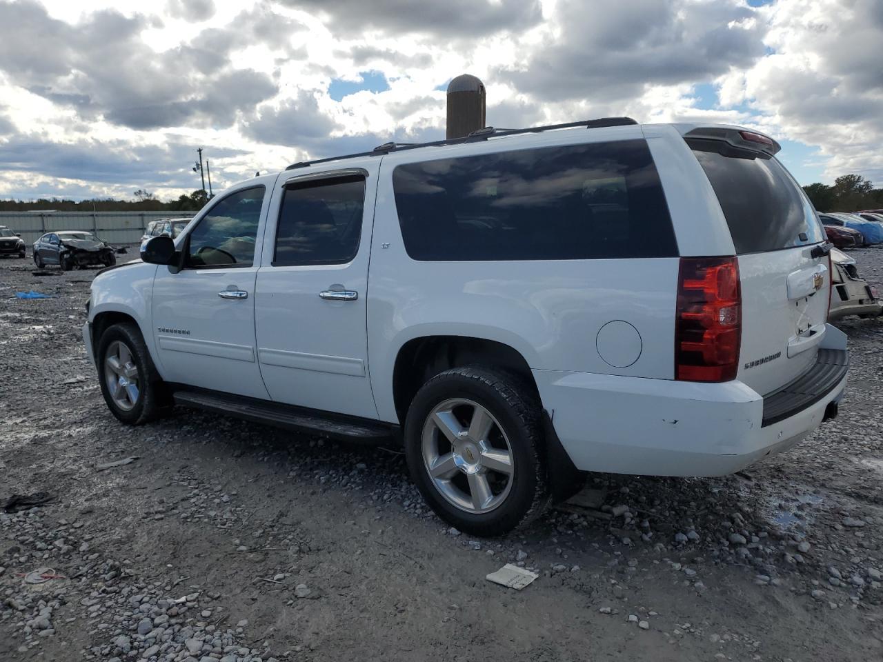 2013 Chevrolet Suburban C1500 Lt - zdjęcie 2