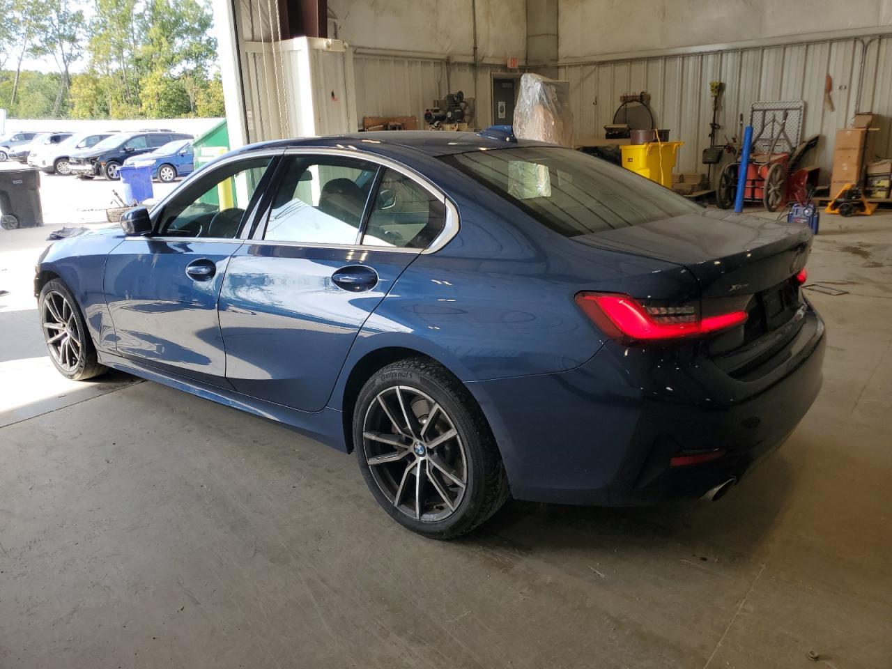 2021 BMW 330Xi - zdjęcie 2