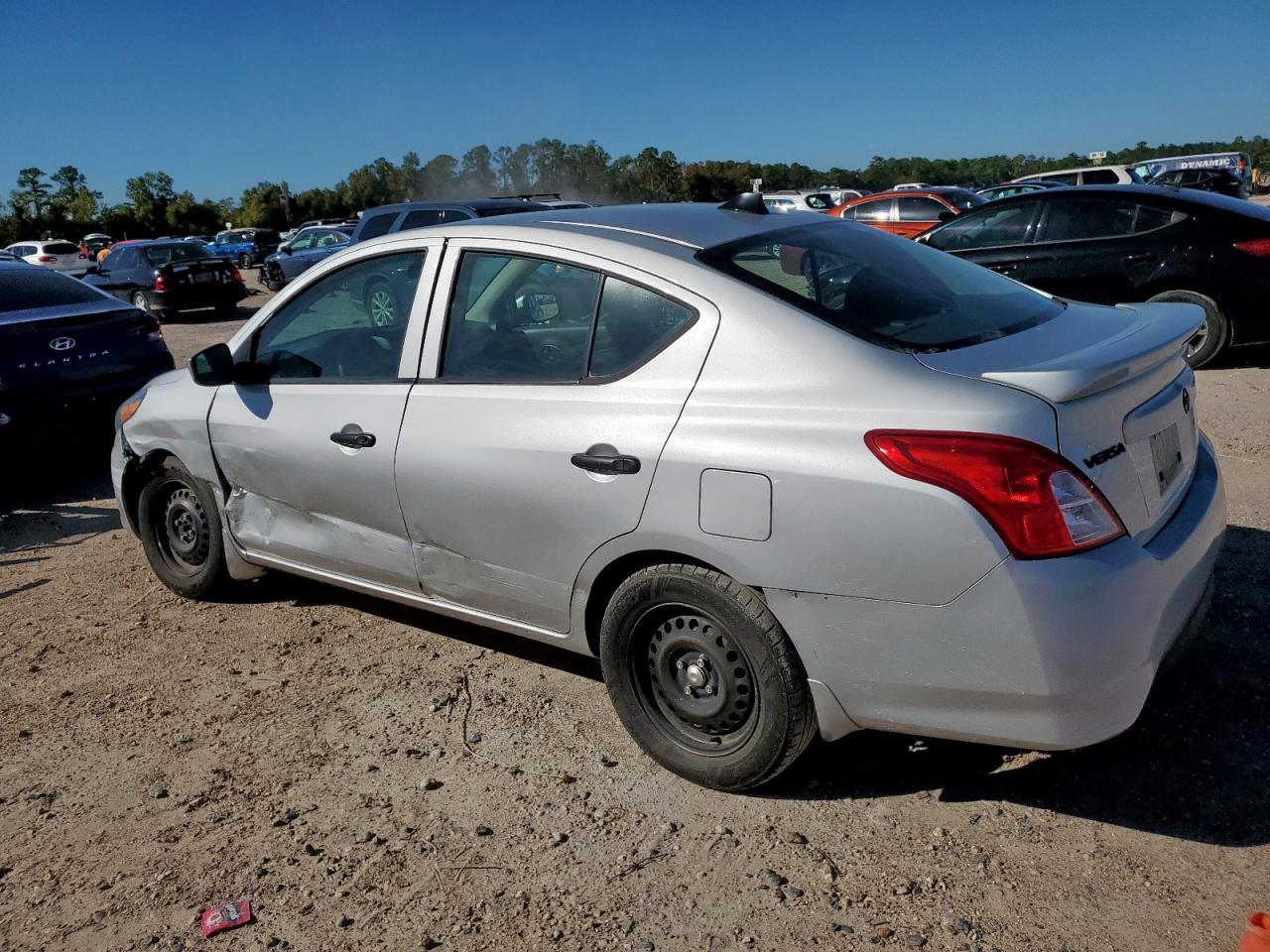 2016 Nissan Versa S - zdjęcie 2